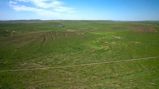 内蒙古蓝天下的碧绿草原和散落在草原上的羊群午后5k超高清航拍视频视频的预览图