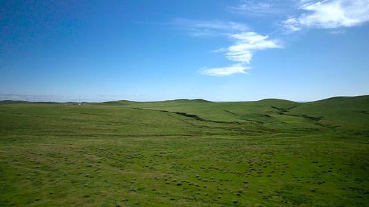 5k高清实拍内蒙古的蓝天草原视频的预览图