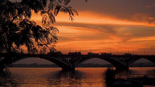 夕阳天空下的城市大桥视频的预览图