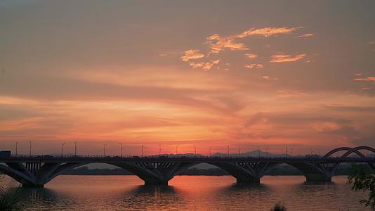 夕阳天空下的城市大桥视频的预览图
