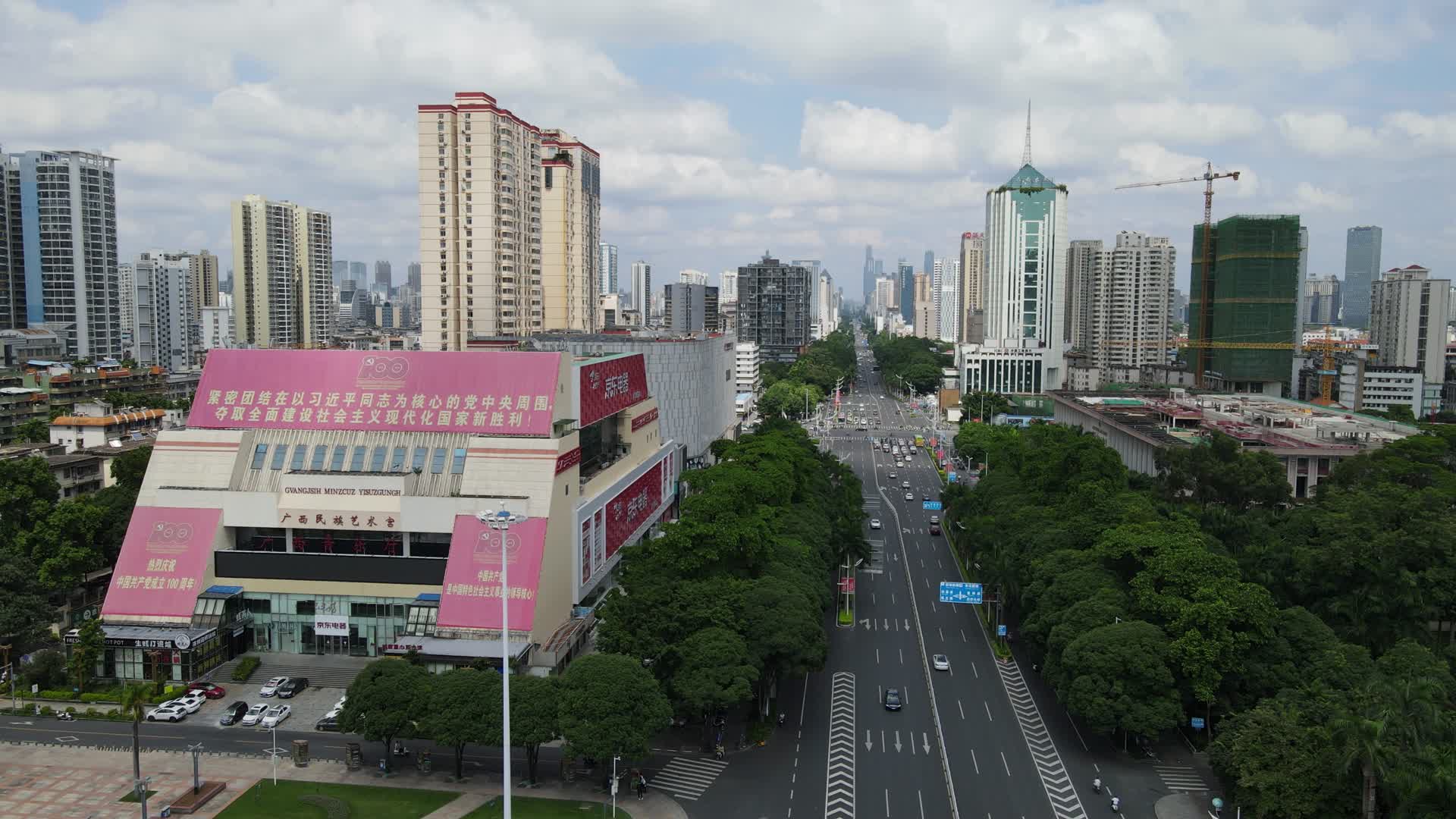 广西南宁民族大道城市交通蓝天白云4K航拍视频视频的预览图