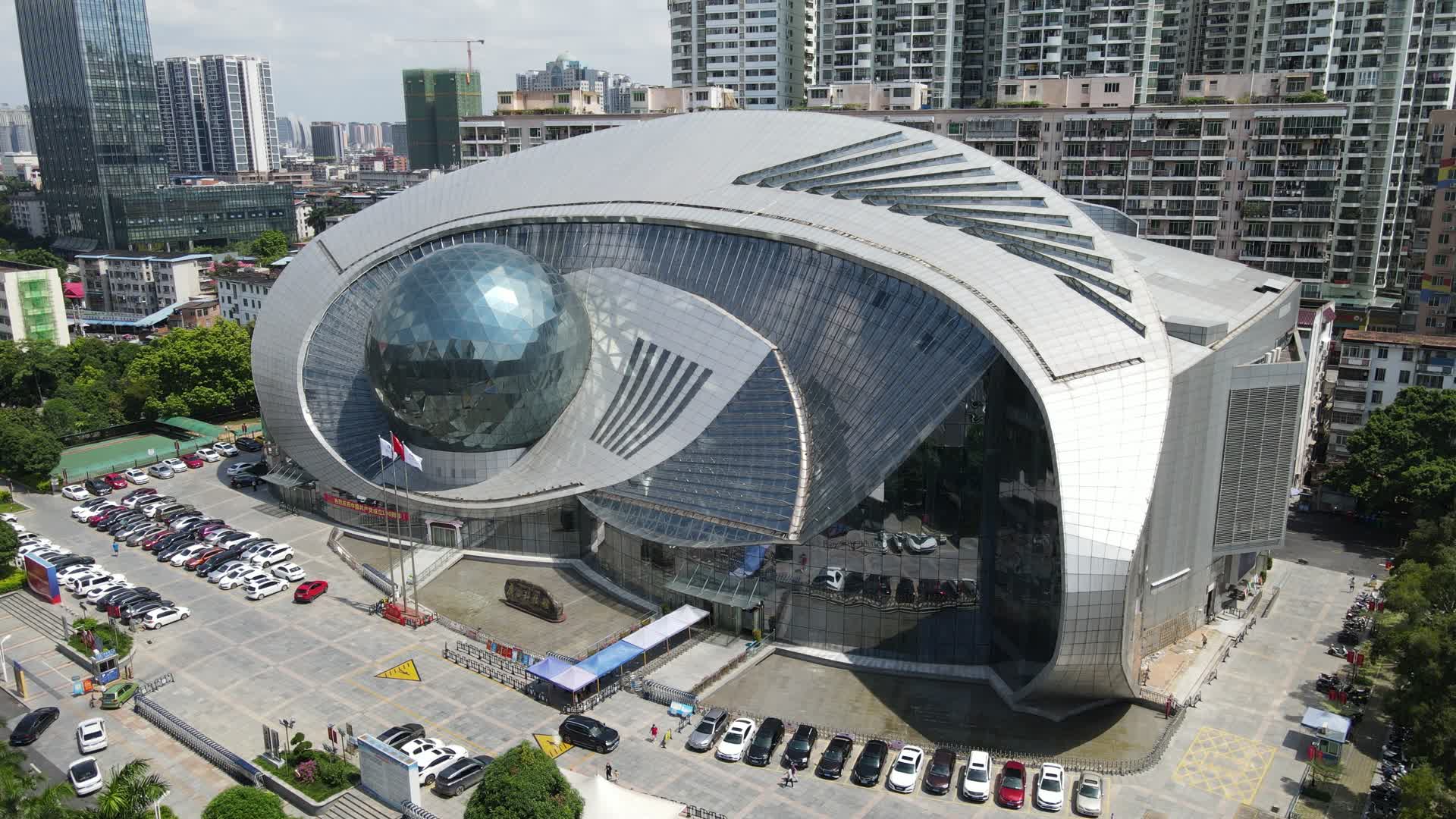 广西南宁科技馆地标建筑4K航拍视频视频的预览图