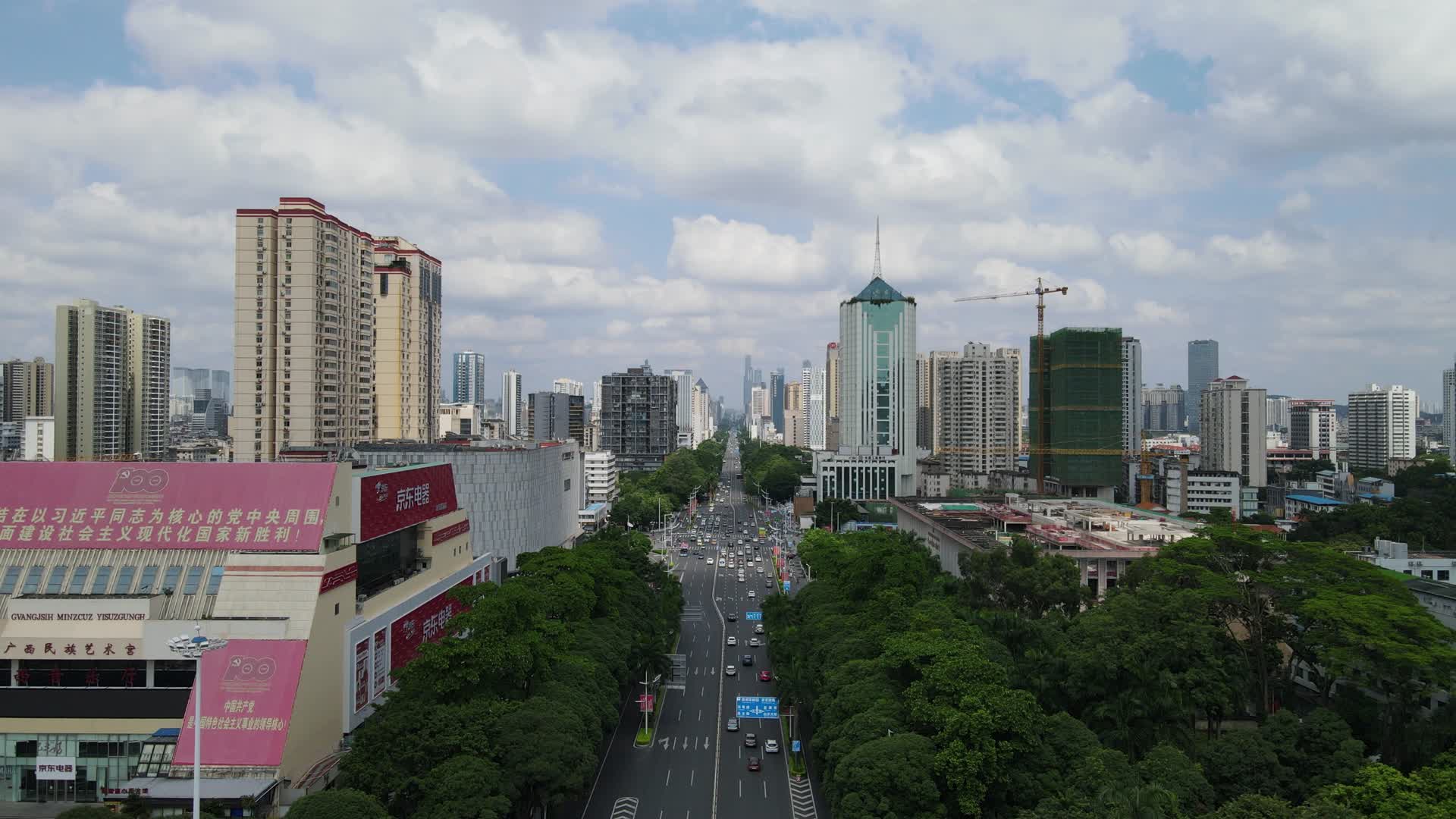 广西南宁民族大道城市交通蓝天白云4K航拍视频视频的预览图
