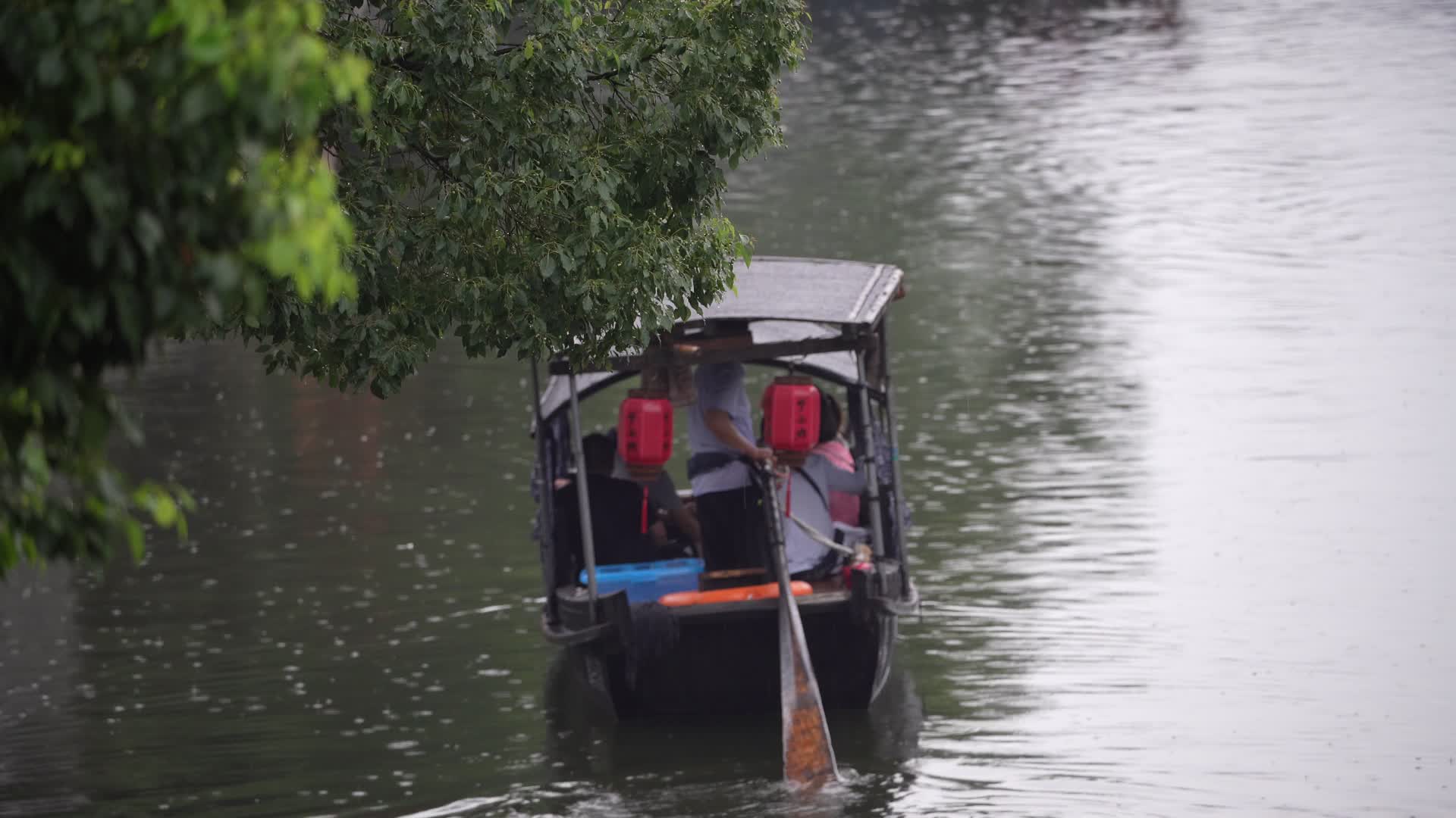 西塘古镇乌篷船船只视频的预览图