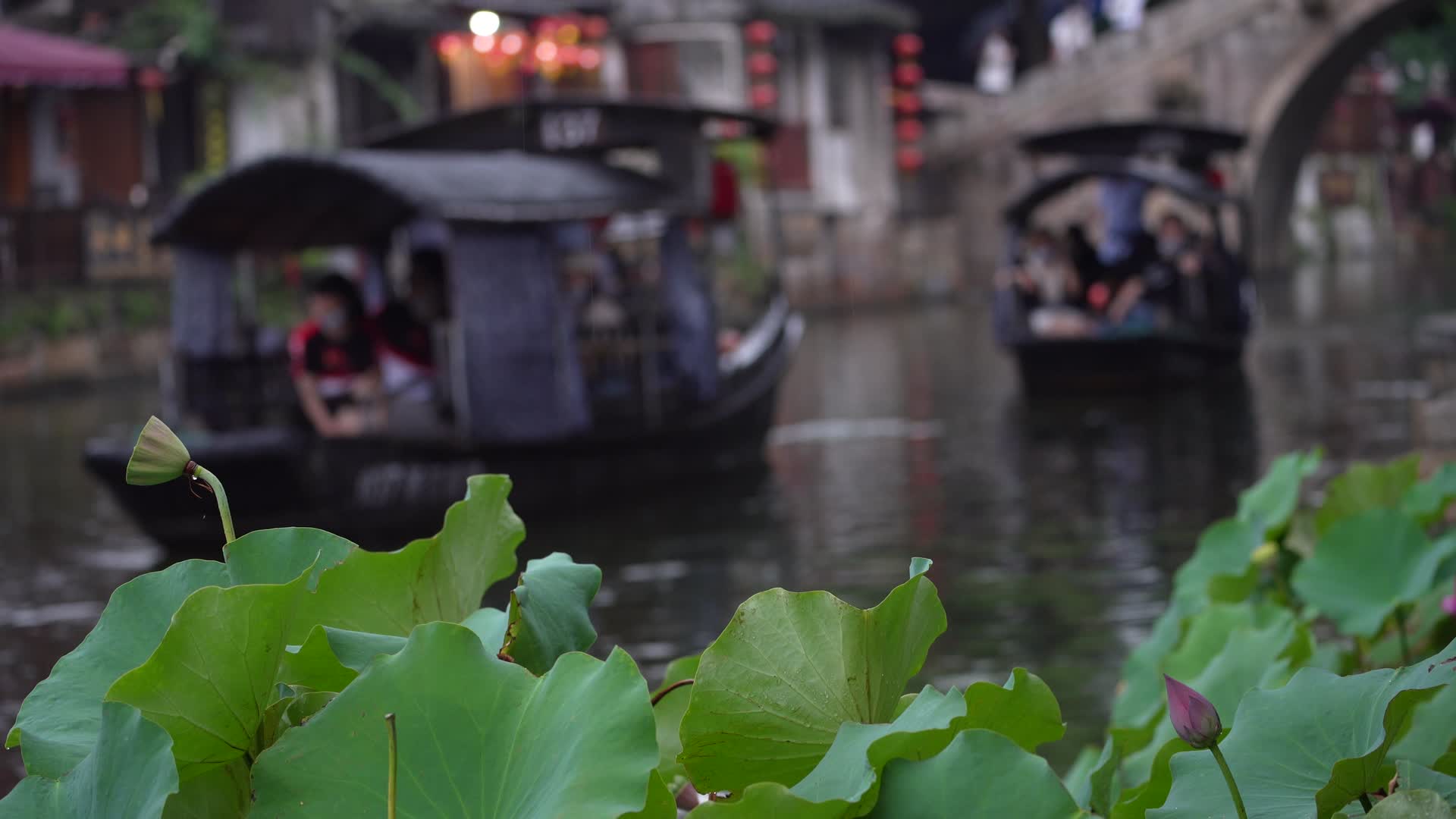 西塘古镇游客乘坐乌篷船视频的预览图