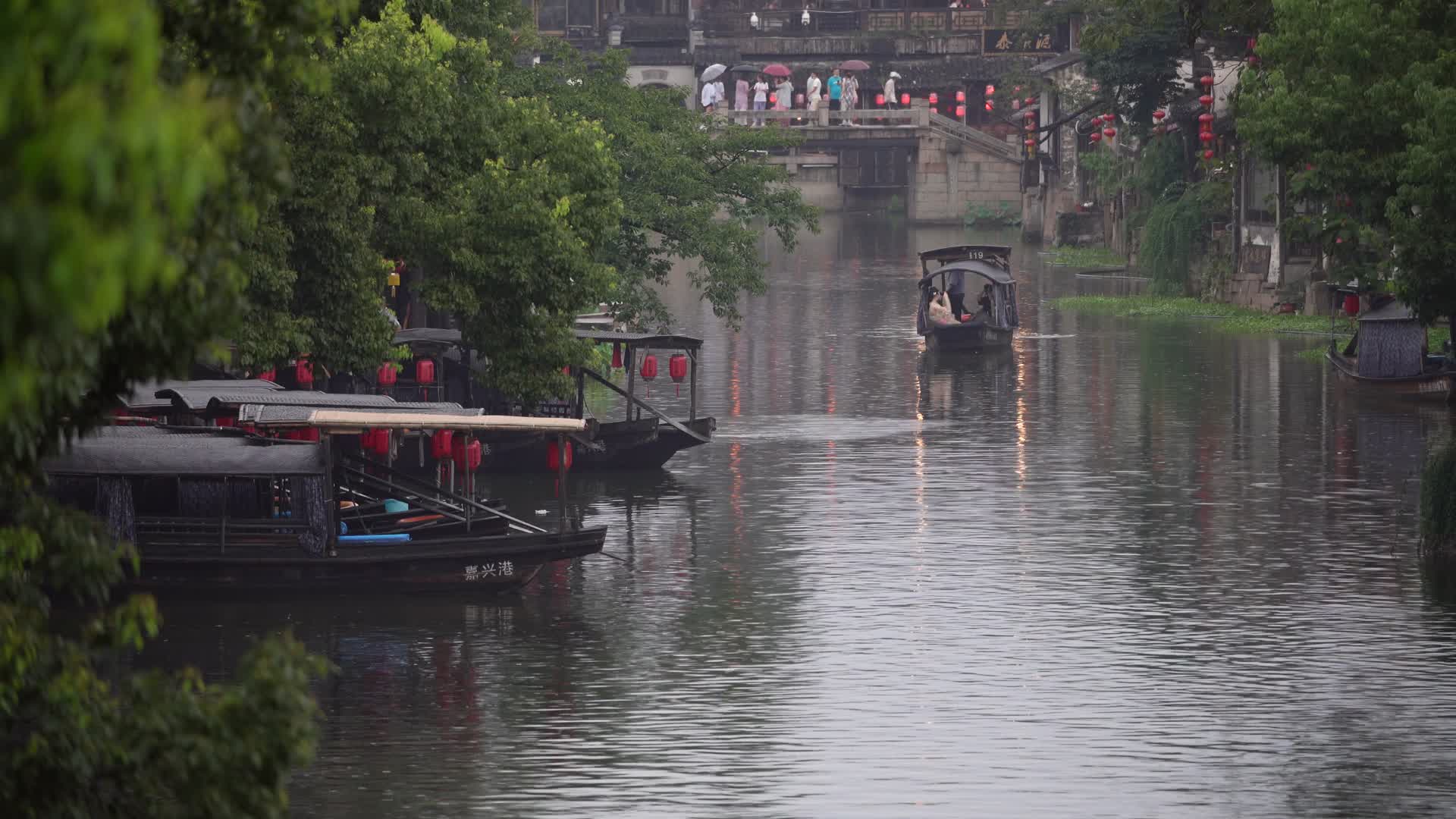 浙江西塘古镇乌篷船实拍视频视频的预览图