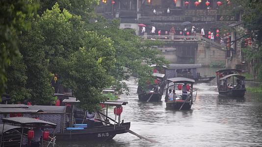 雨季阴天西塘古镇船只游湖实拍视频视频的预览图