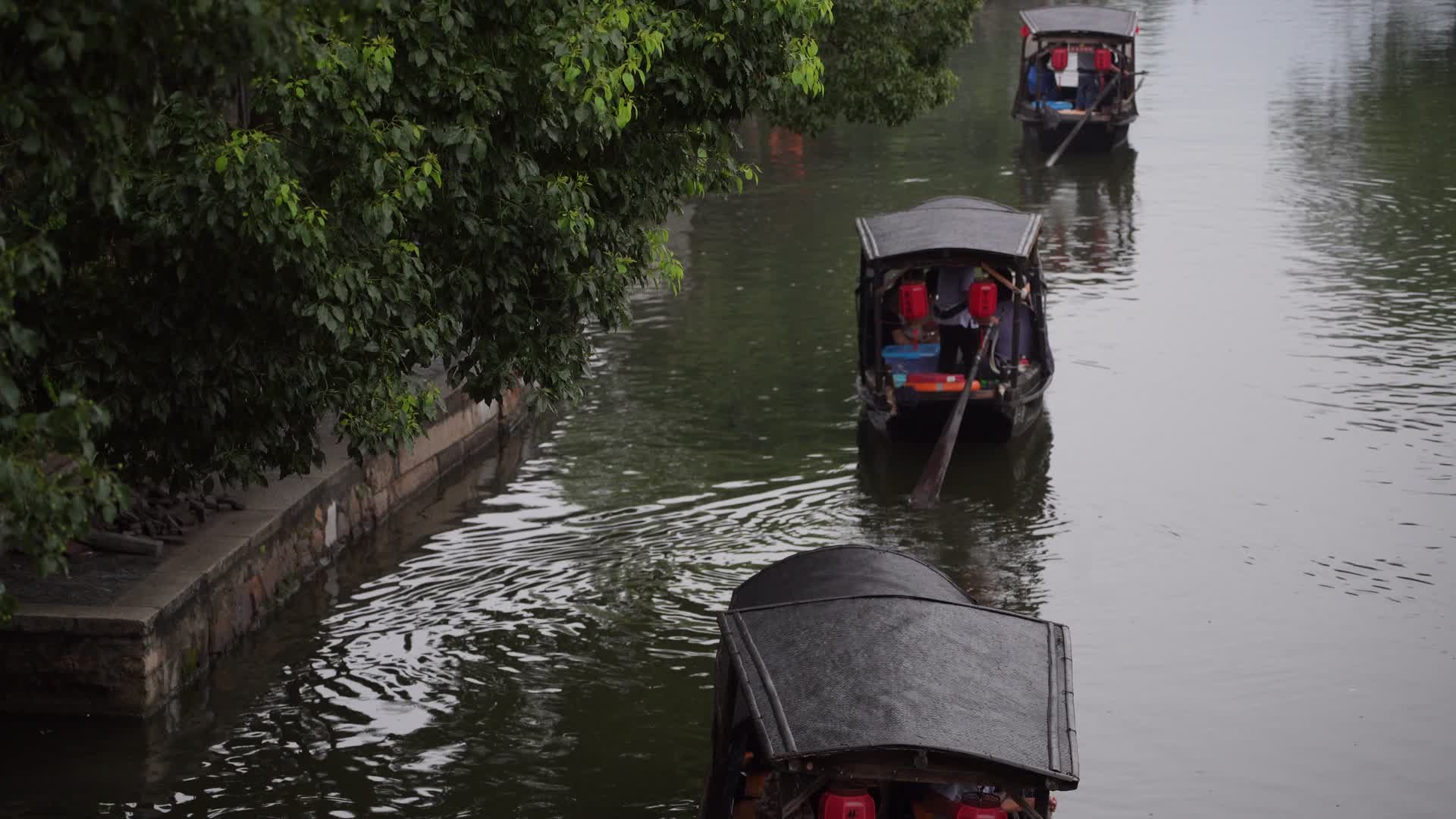 西塘古镇游船开过实拍视频视频的预览图