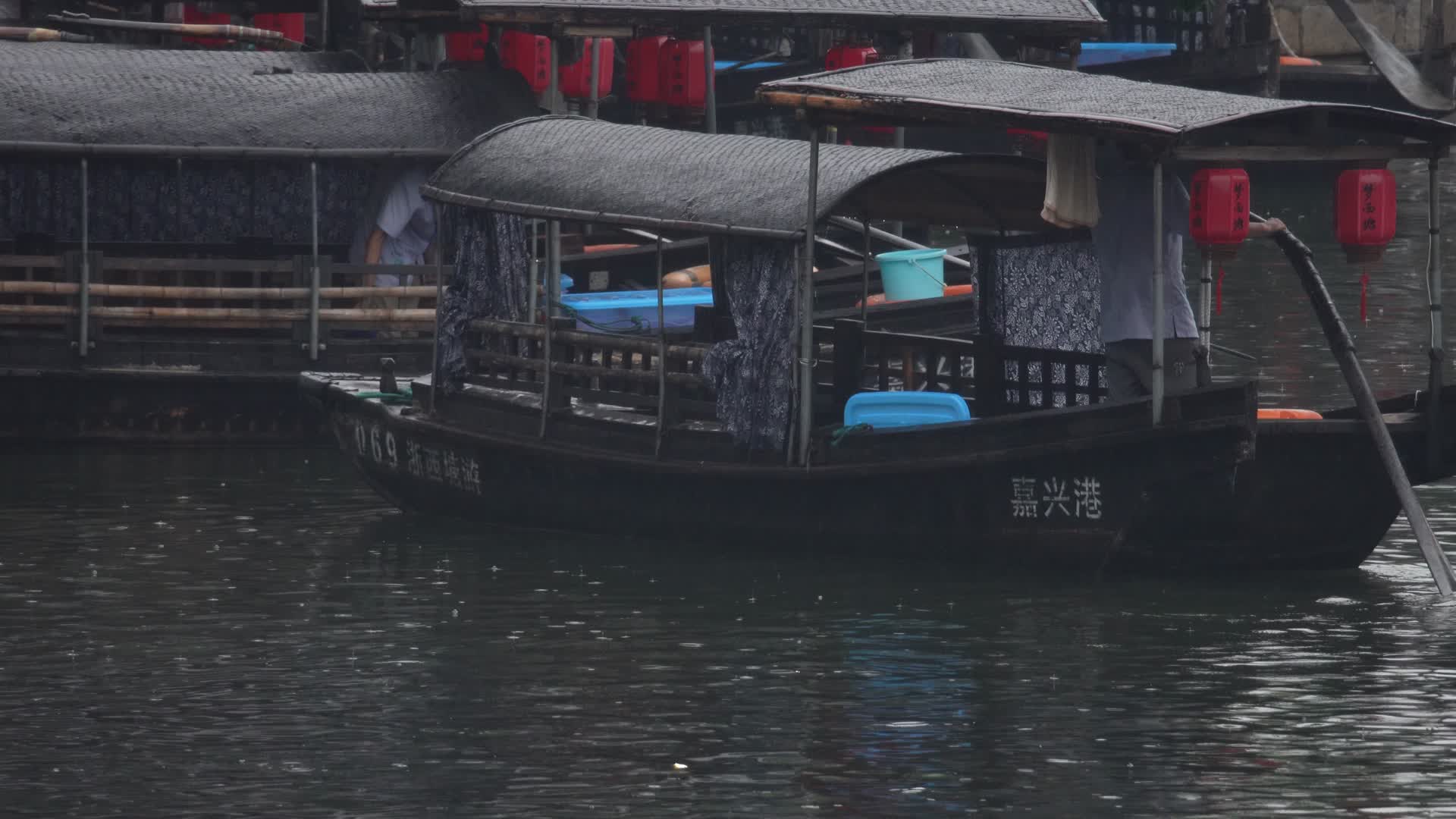 西塘古镇乌篷船靠岸实拍视频视频的预览图