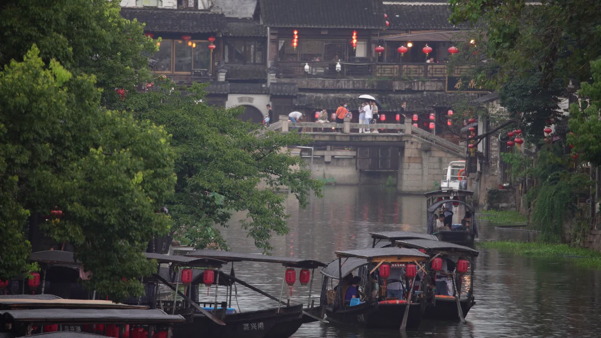 浙江西塘古镇古桥游客乘坐乌篷船游玩4k实拍视频视频的预览图