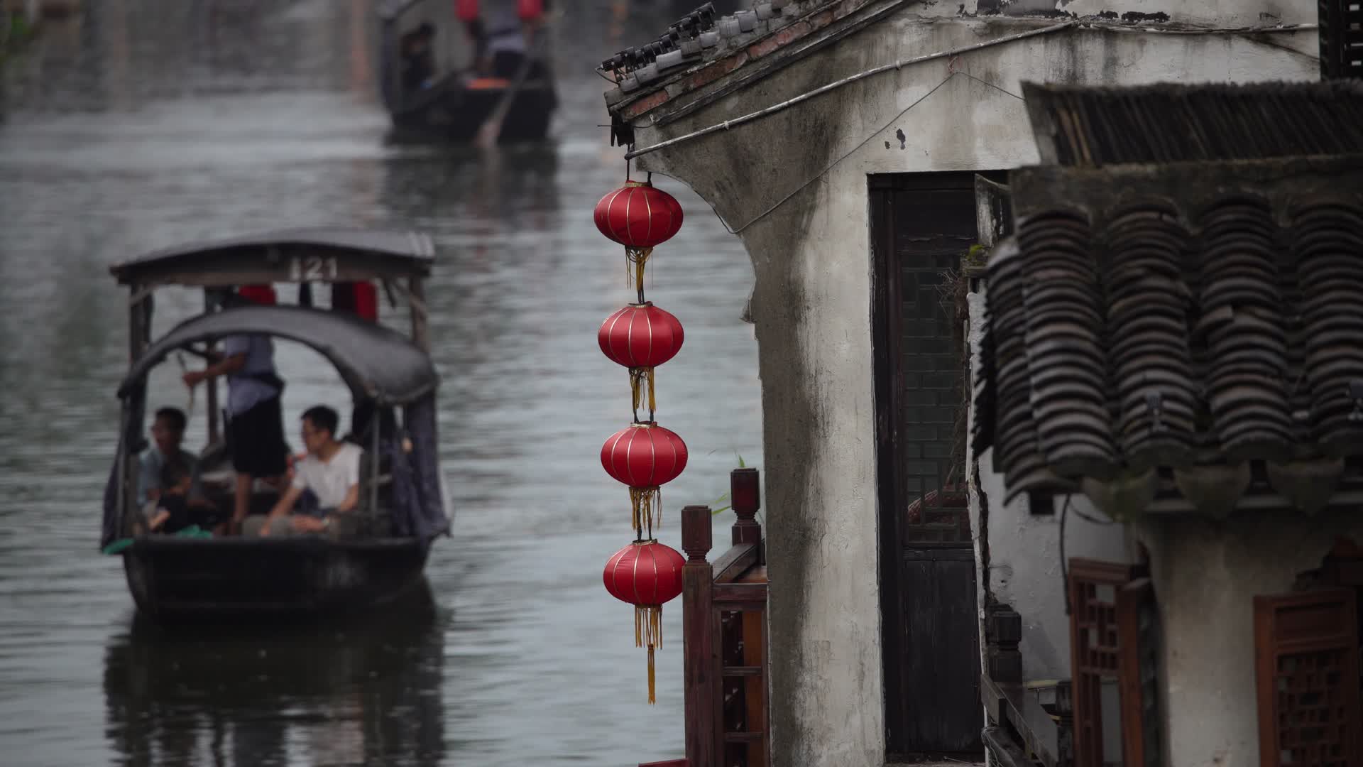 浙江西塘古镇游客乘坐乌篷船实拍视频的预览图