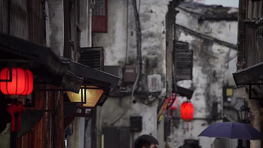 西塘古镇灯笼雨后游客打伞游玩实拍视频的预览图