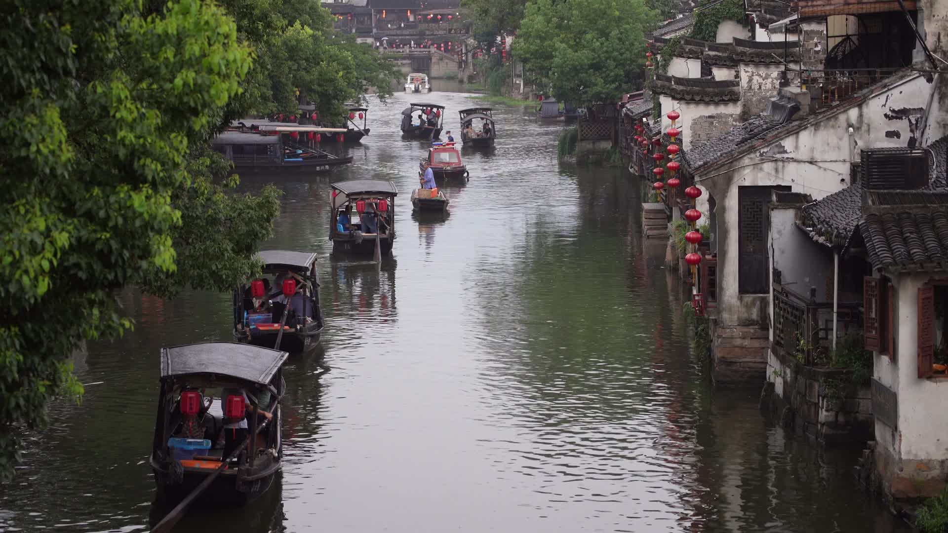 浙江西塘古镇乌篷船游船4k实拍视频视频的预览图