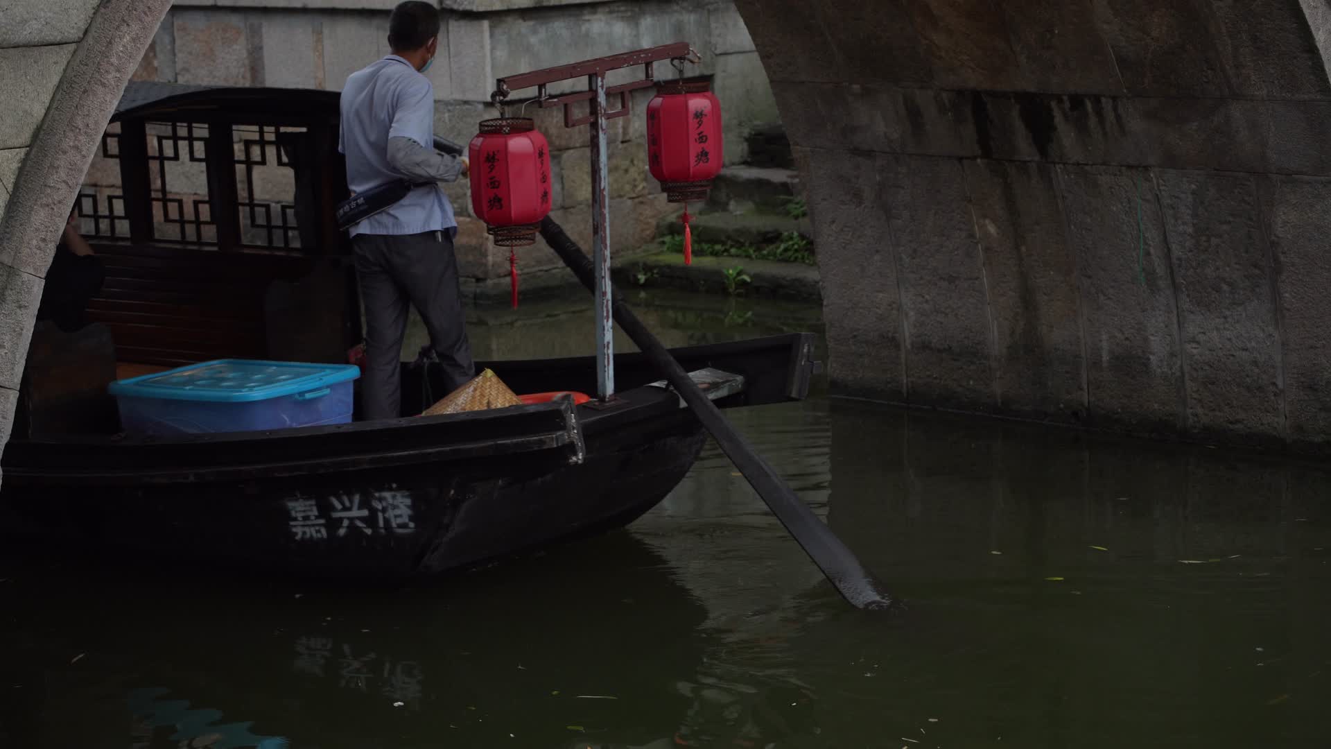 浙江西塘古镇游船过桥洞4k实拍视频视频的预览图