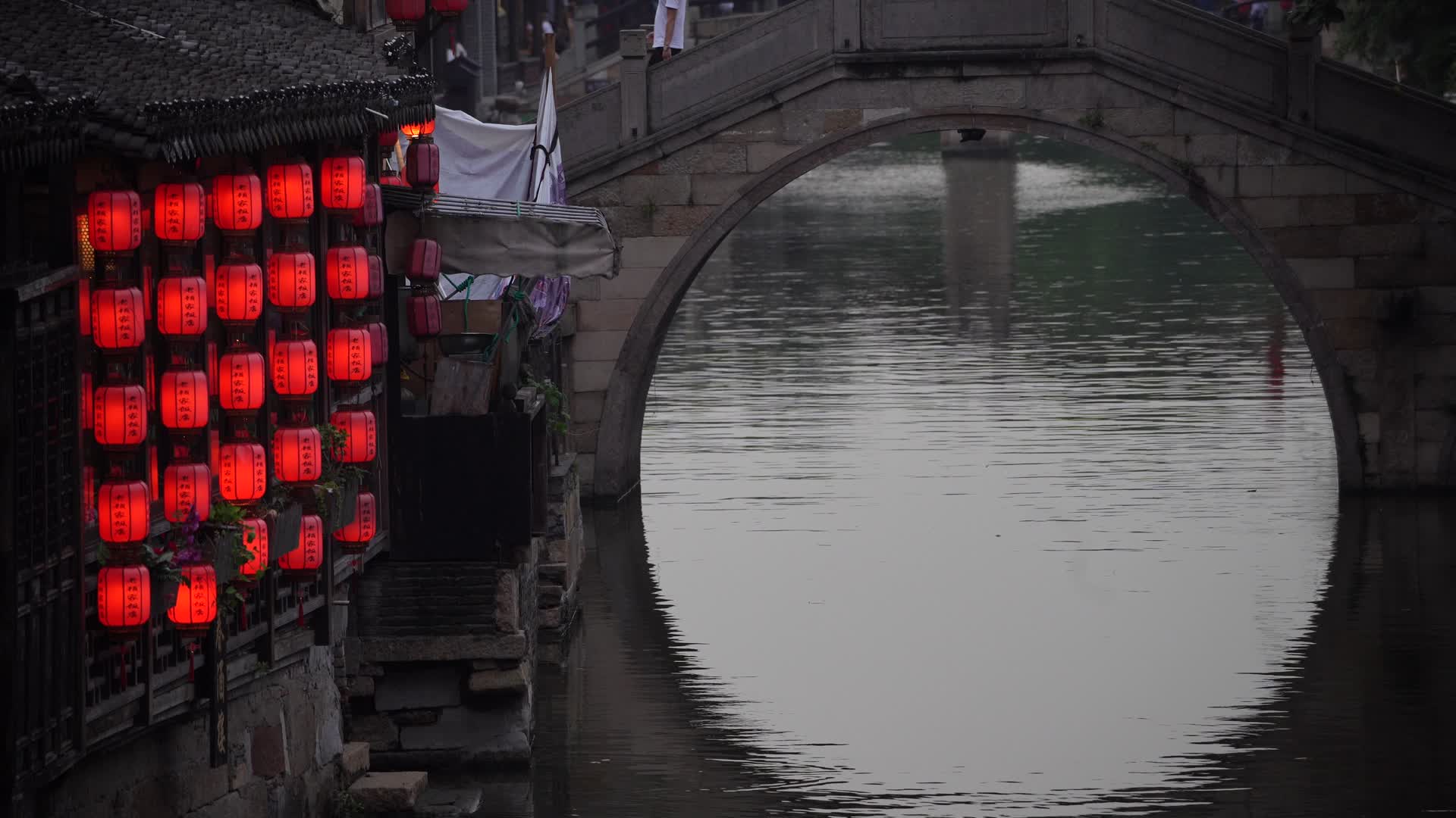 浙江西塘古镇古桥4k实拍视频视频的预览图