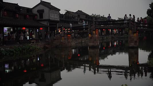 浙江西塘古镇夜景古桥游客游玩4k实拍视频视频的预览图