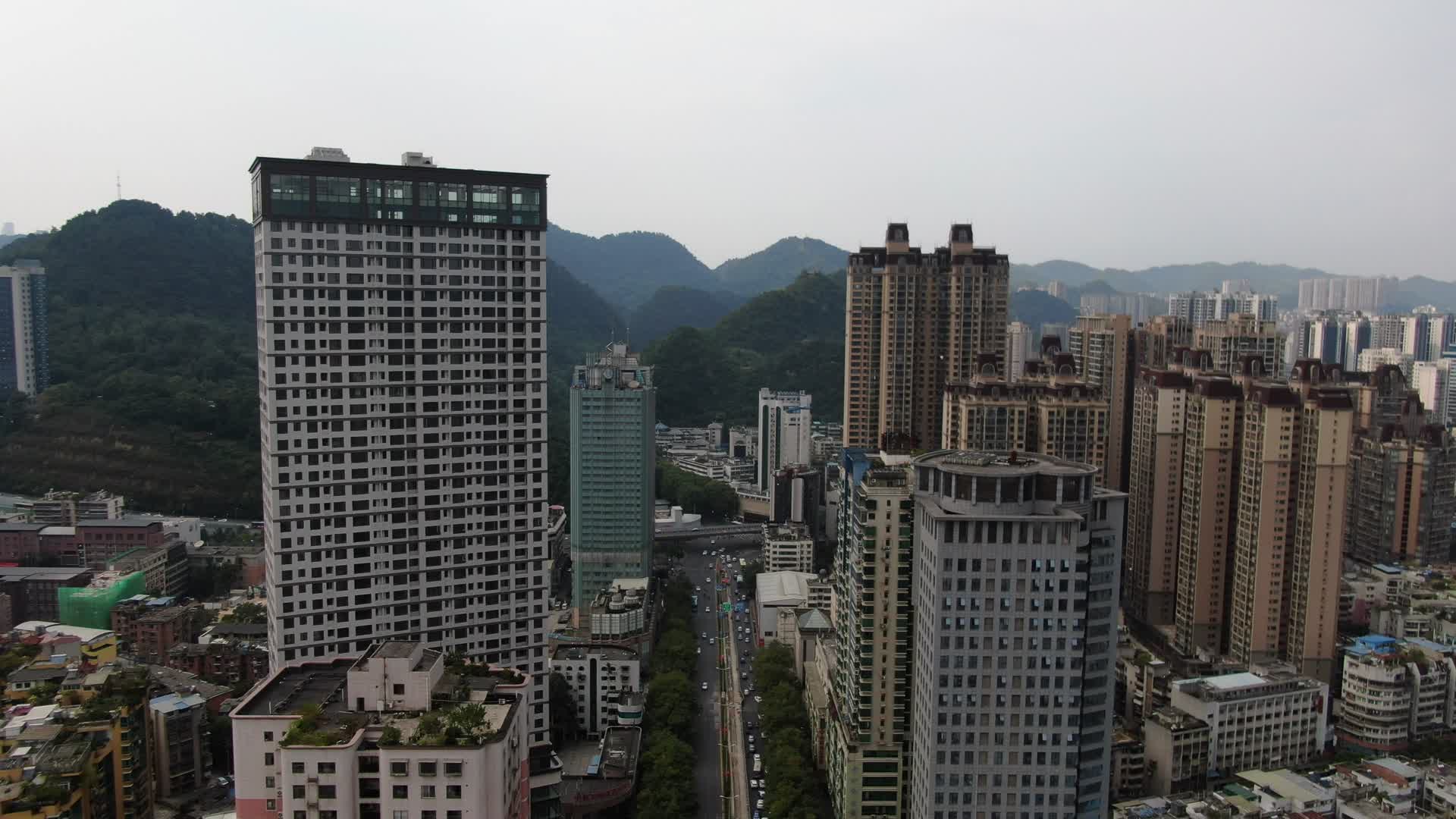 航拍贵州贵阳城市高楼视频的预览图