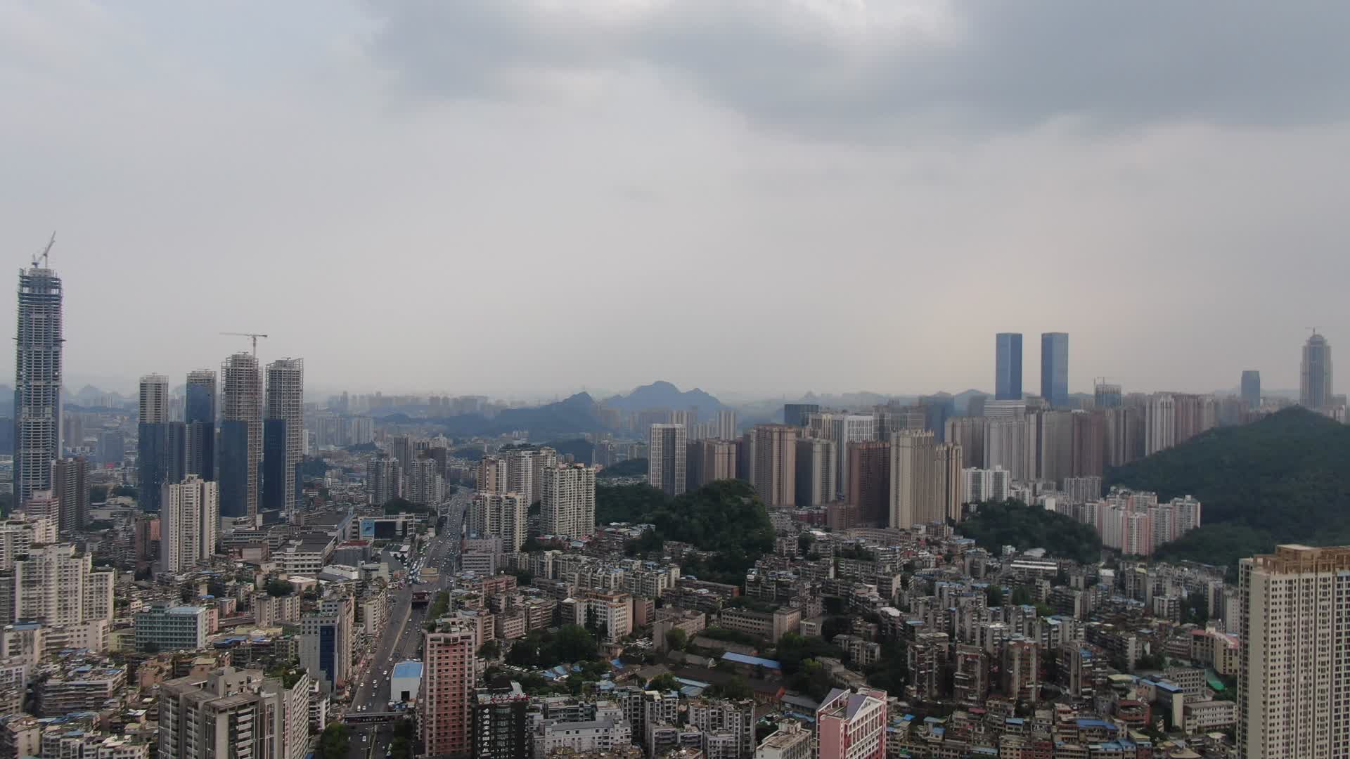 航拍贵州贵阳南明区城市天际线视频的预览图