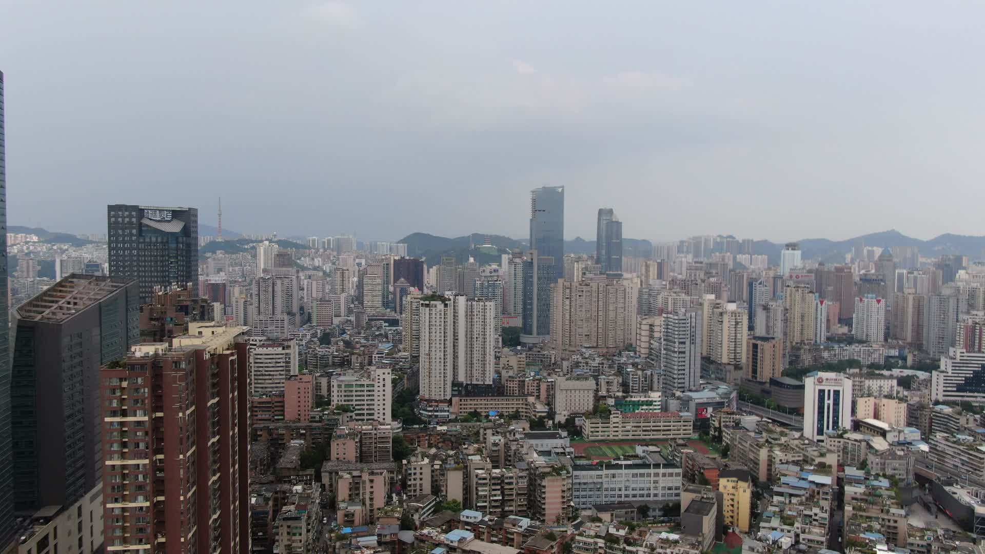航拍贵州贵阳南明区城市天际线视频的预览图