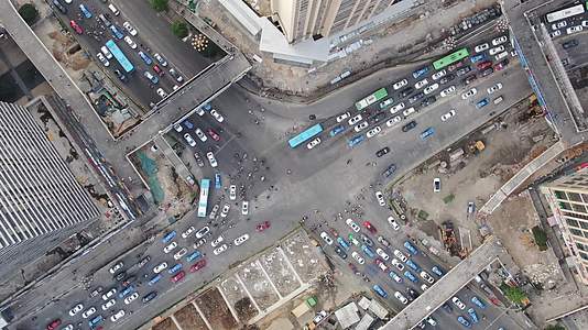 航拍城市十字路口交通视频的预览图
