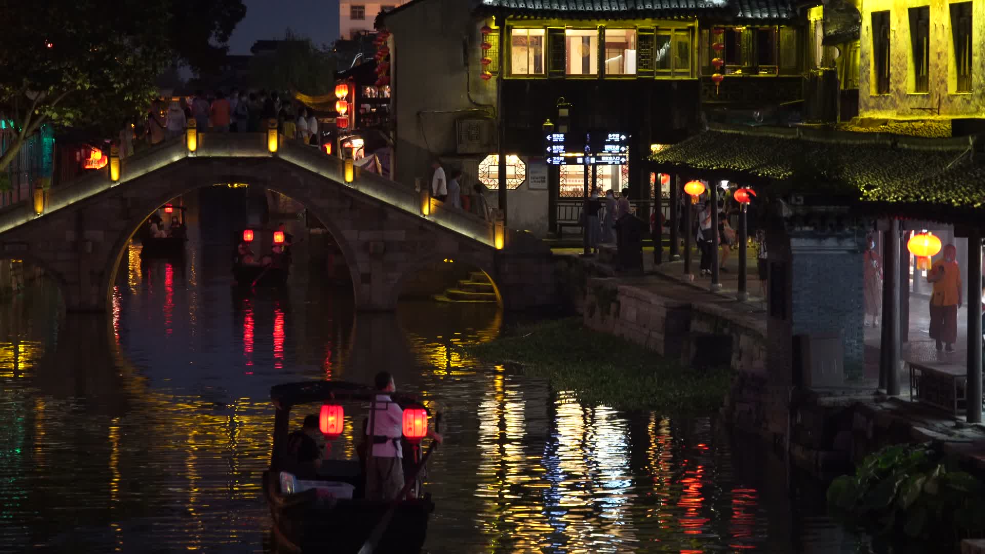 浙江西塘古镇古桥游船夜景游客实拍视频的预览图