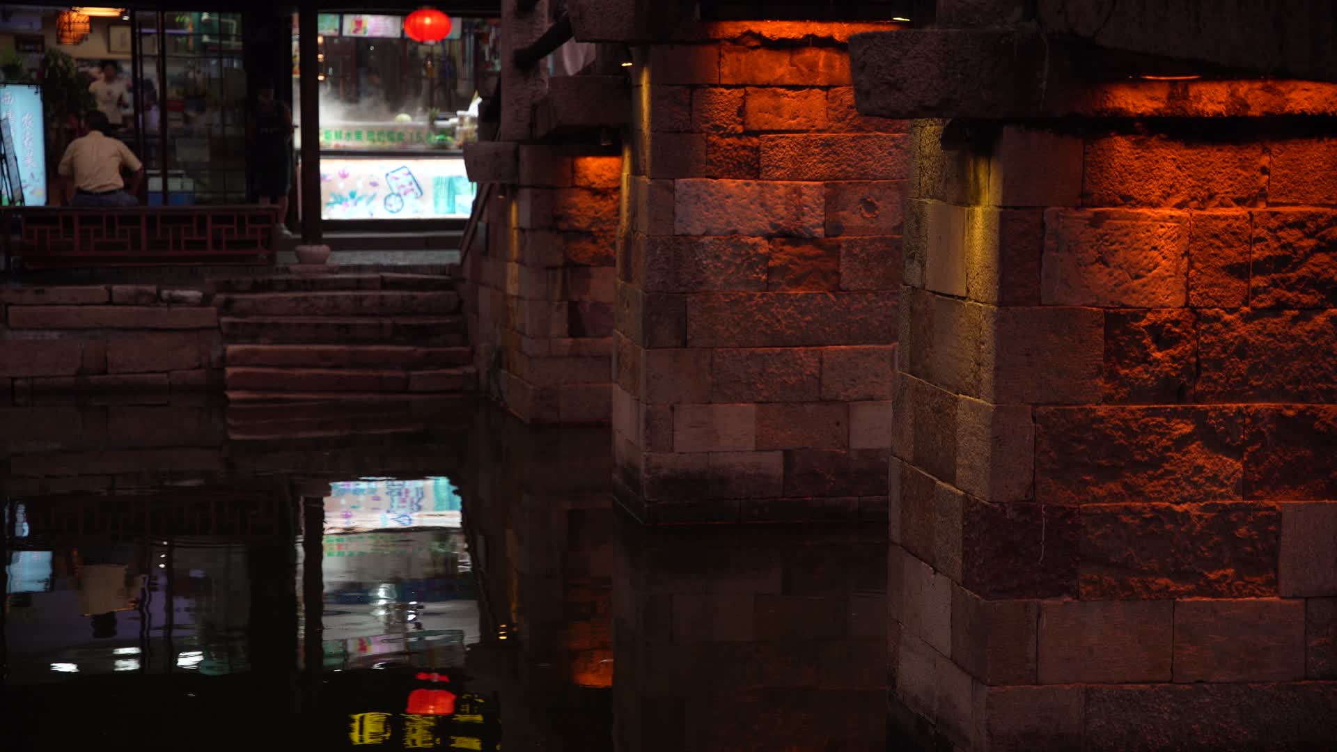 西塘古镇夜景古桥游客实拍视频的预览图