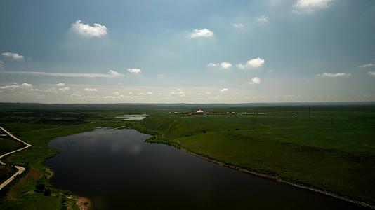 内蒙古九曲湾景区草原上的湖泊和蒙古包上午4k超高清航拍视频视频的预览图