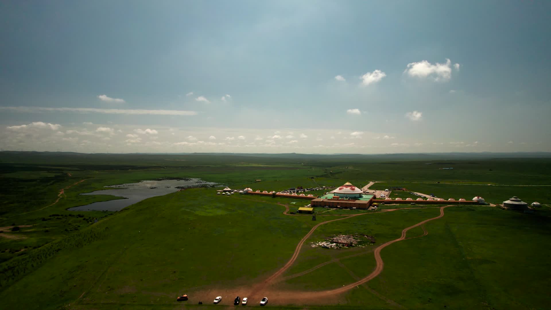 4k超高清航拍内蒙古九曲湾景区草原上的湖泊和豪华蒙古包群视频的预览图