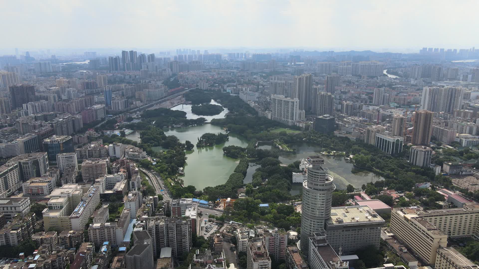 航拍广州流花湖公园视频的预览图