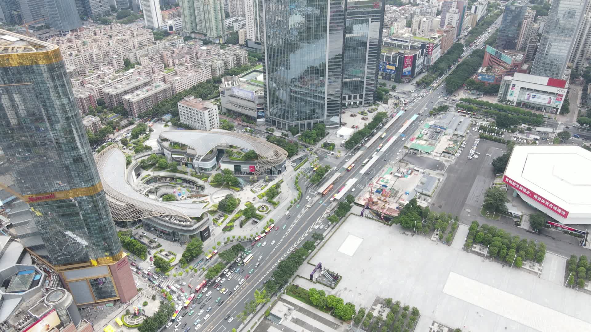 航拍广州天河区城市购物中心天环广场视频的预览图