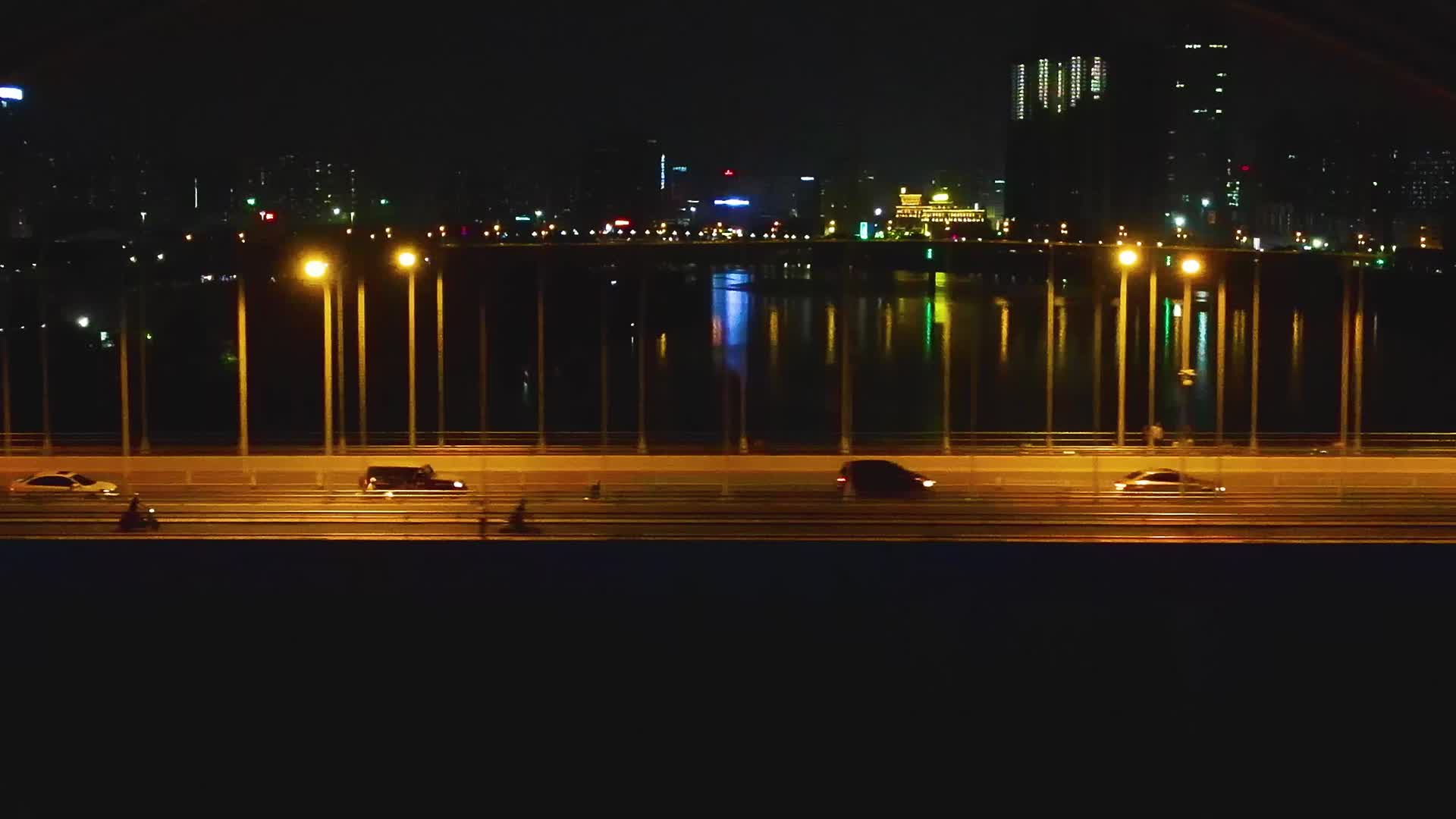 广西南宁夜晚大桥汽车行驶跟拍视频的预览图