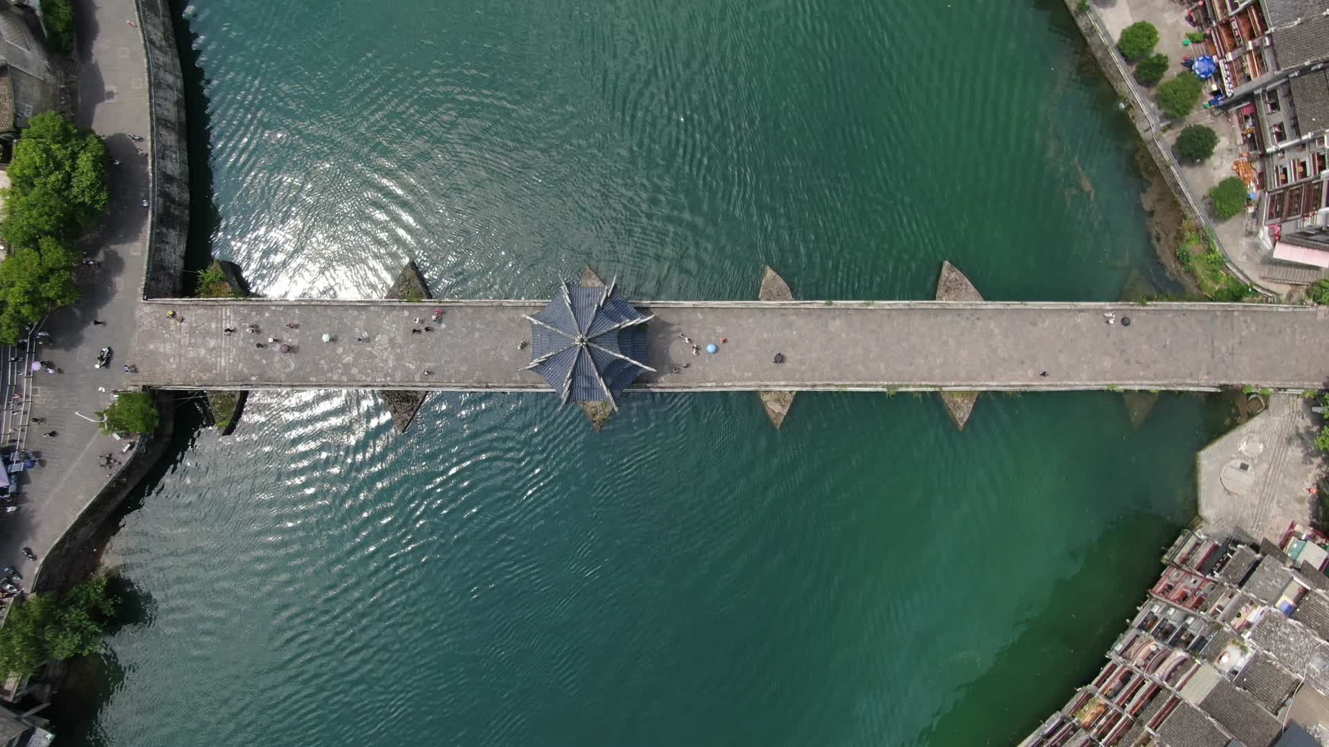 俯拍贵州镇远古镇舞阳河祝圣桥视频的预览图