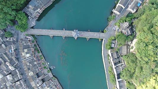俯拍贵州镇远古镇舞阳河祝圣桥视频的预览图