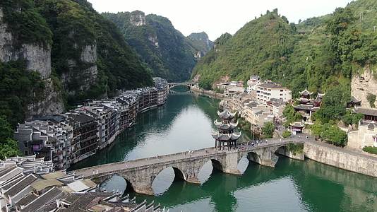 航拍贵州镇远古镇景区新大桥视频的预览图
