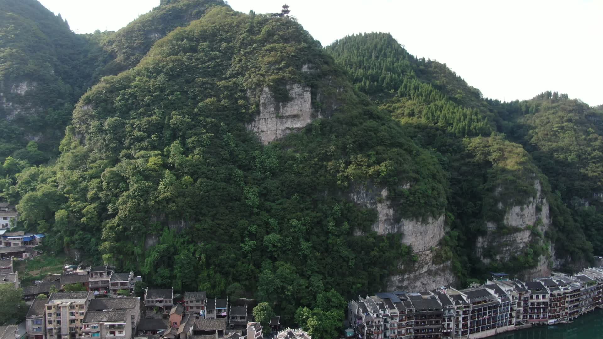 航拍贵州镇远古镇石屏山视频的预览图
