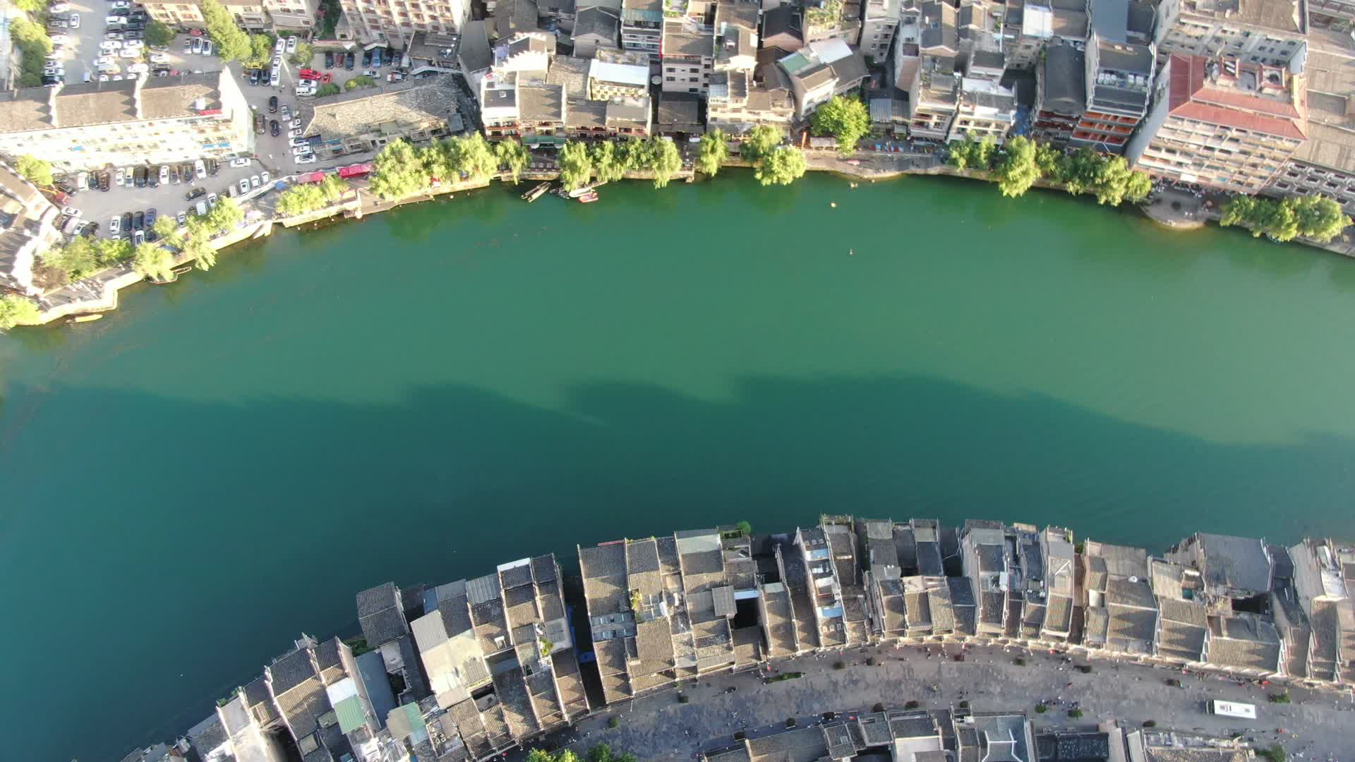 航拍美丽古镇沿河古建筑视频的预览图
