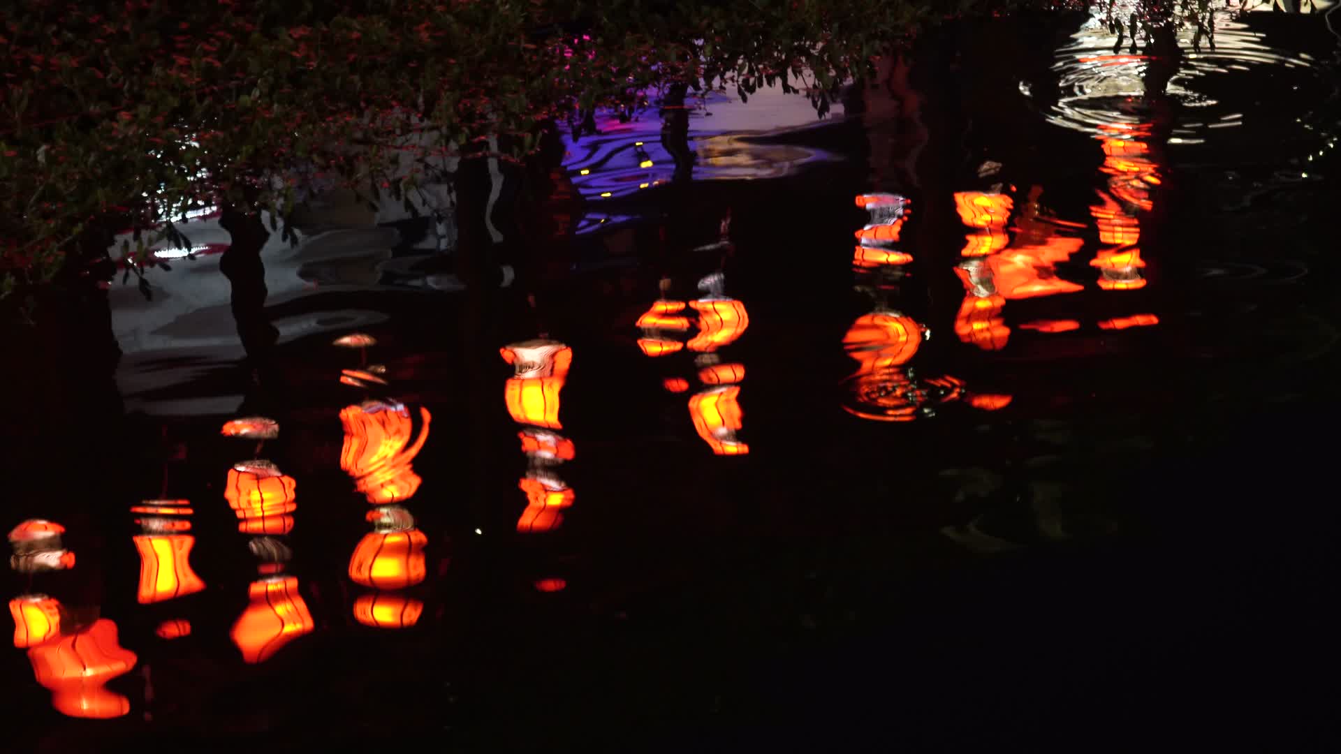 西塘古镇夜景红灯笼水中倒影视频的预览图