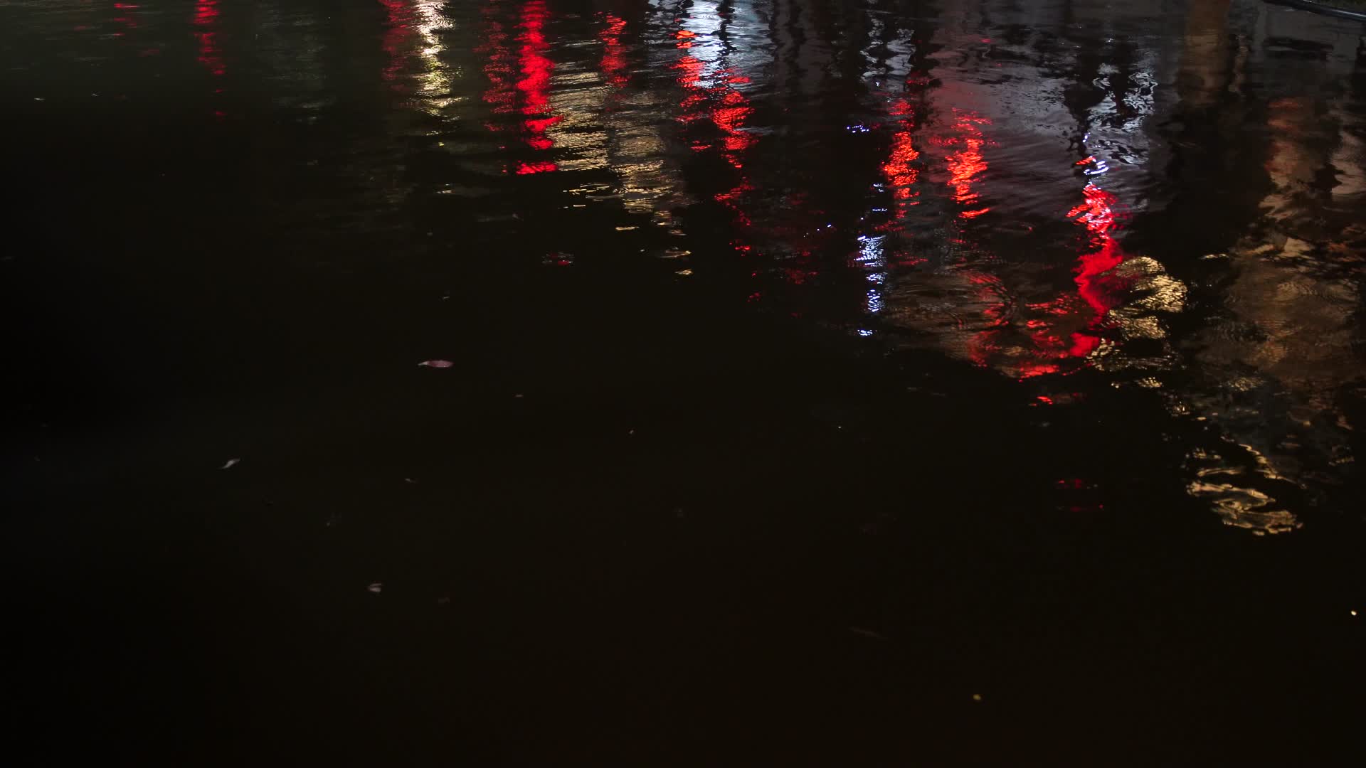 浙江西塘古镇夜景水面游船实拍视频的预览图