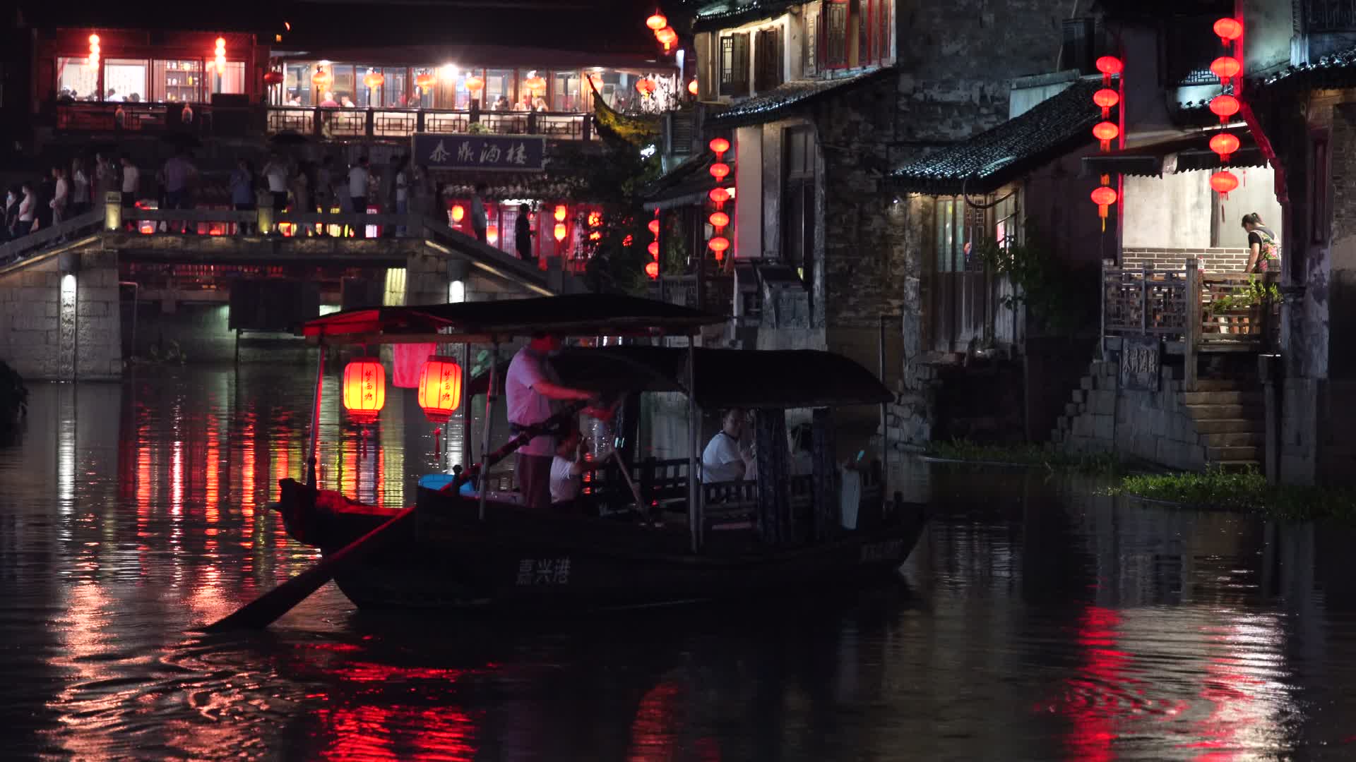浙江西塘古镇夜景古桥船只游客坐船实拍视频的预览图