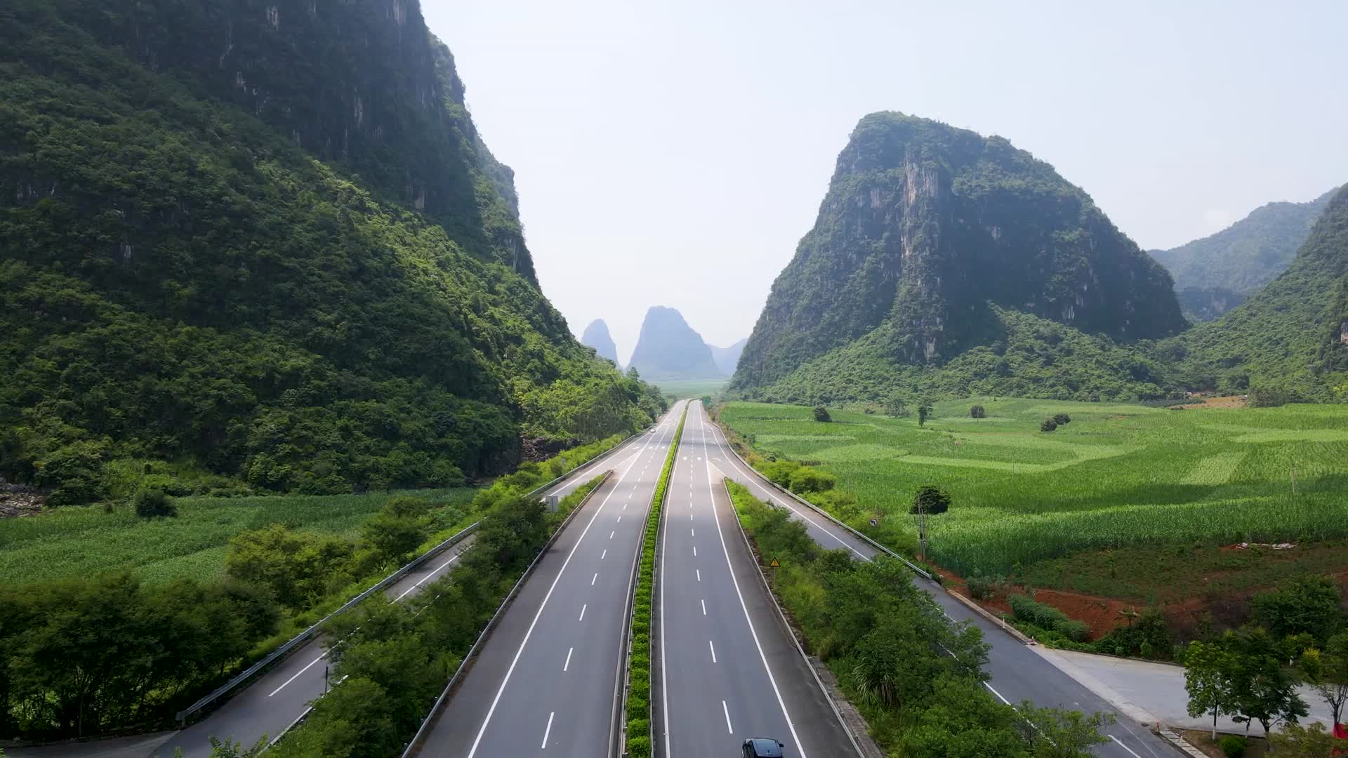 广西崇左高速公路航拍视频视频的预览图