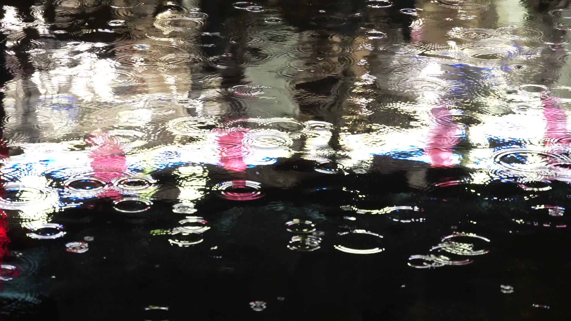 浙江西塘古镇雨夜雨滴落在水面实拍视频的预览图