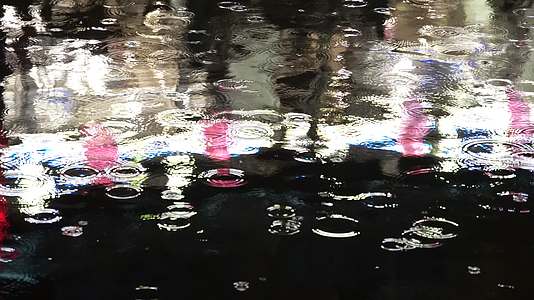 浙江西塘古镇雨夜雨滴落在水面实拍视频的预览图