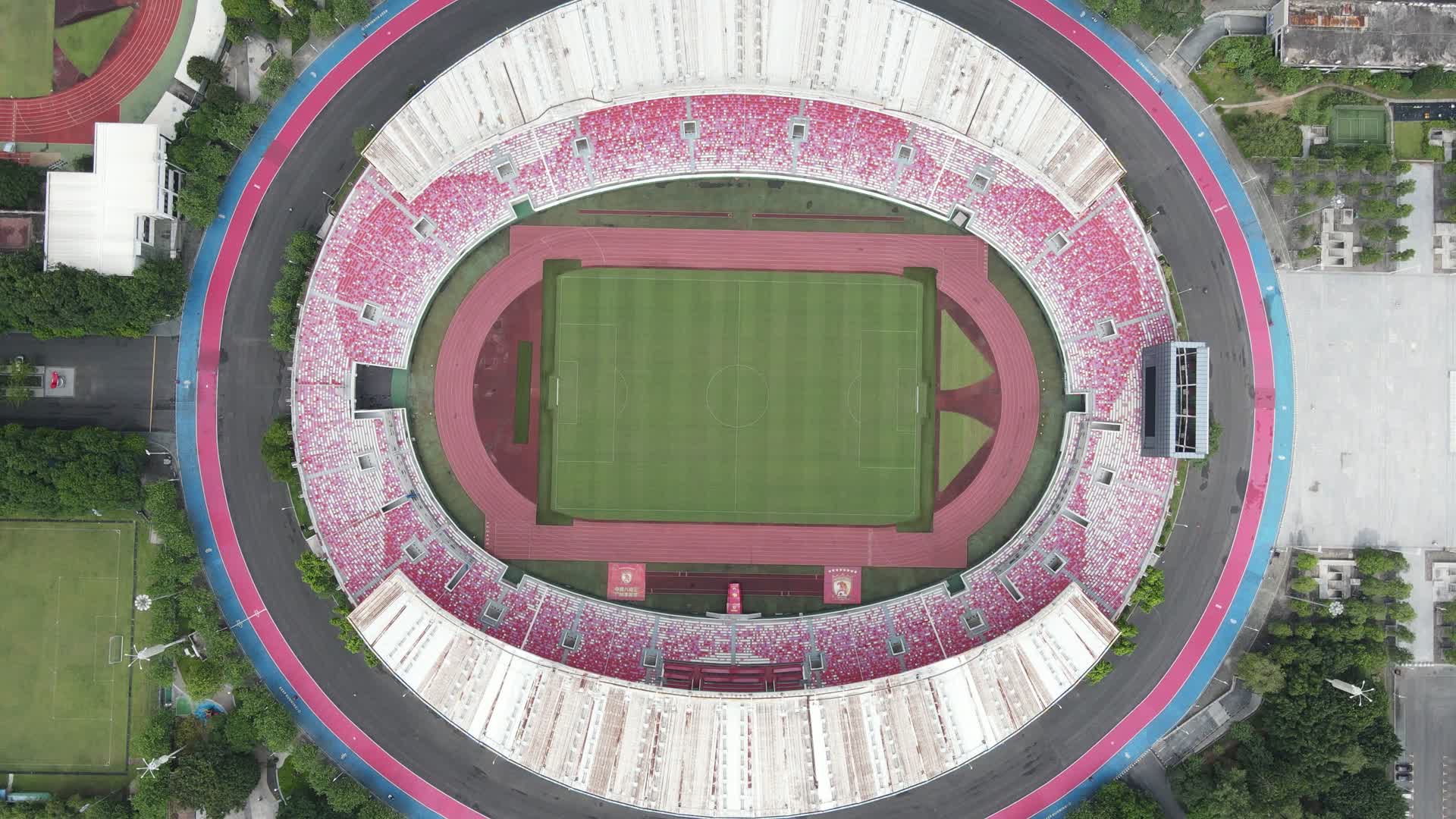 广州天河体育中心体育场航拍视频视频的预览图