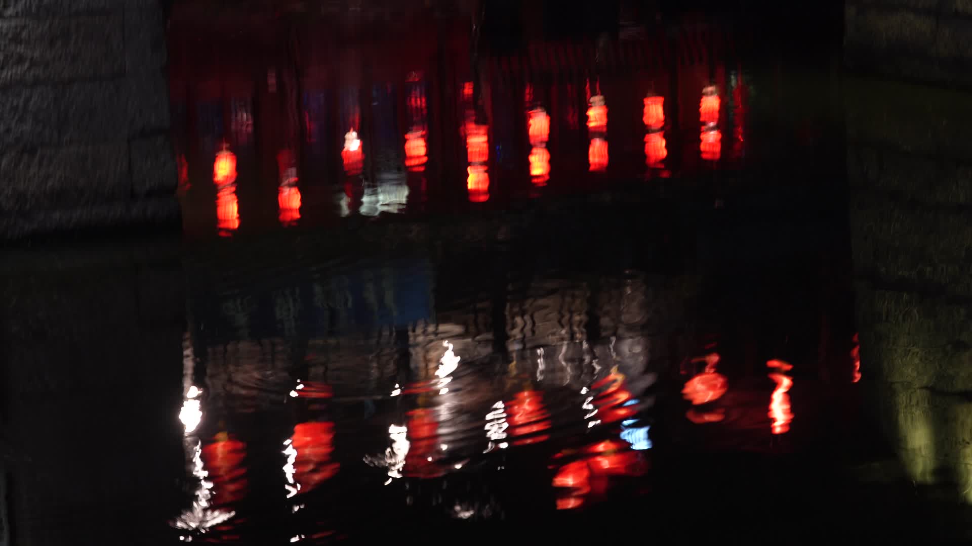 浙江嘉兴西塘古镇水乡划船夜景4K实拍视频视频的预览图