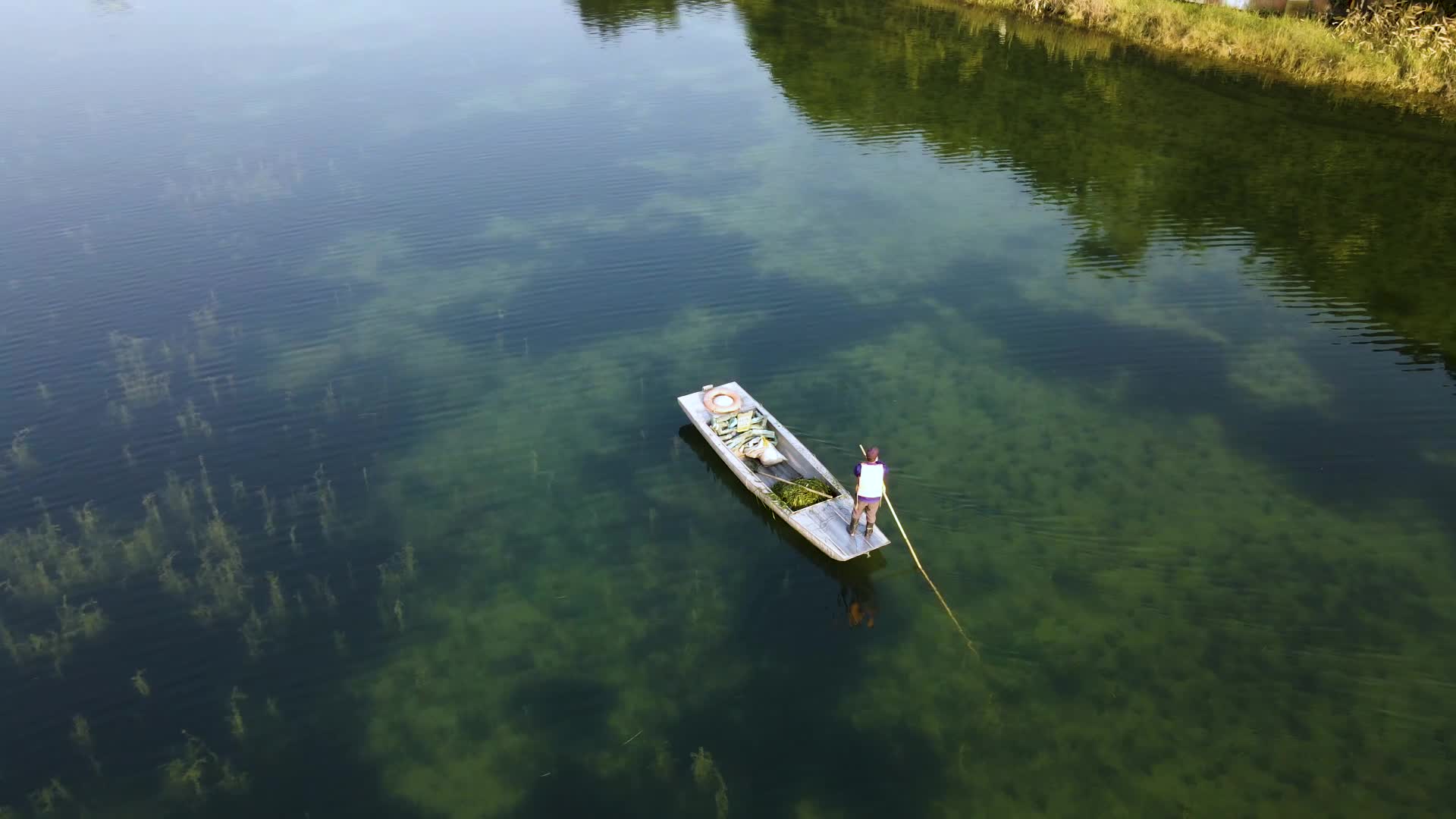 湖心一艘小船荡漾航拍视频视频的预览图