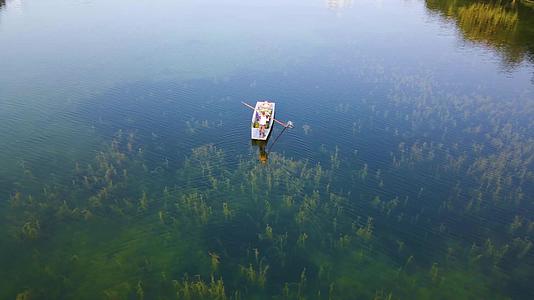 湖心小船荡漾唯美风景视频的预览图
