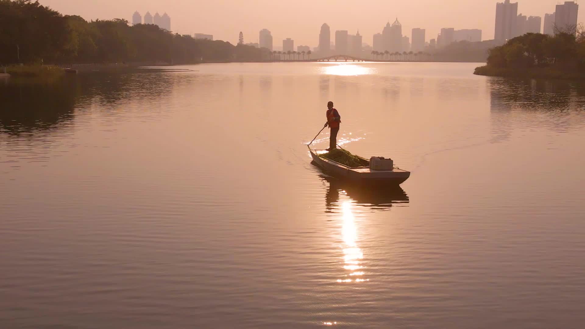 夕阳湖面小船剪影光影航拍视频视频的预览图