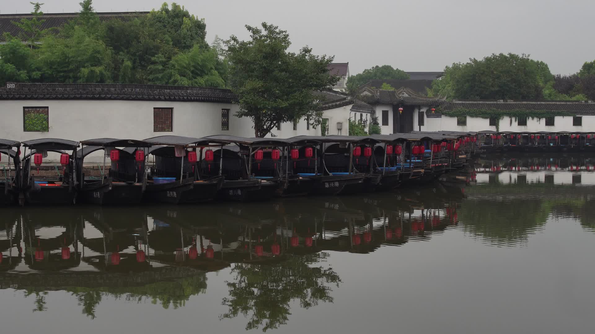 浙江嘉兴西塘古镇水乡早晨乌篷船4K实拍视频视频的预览图