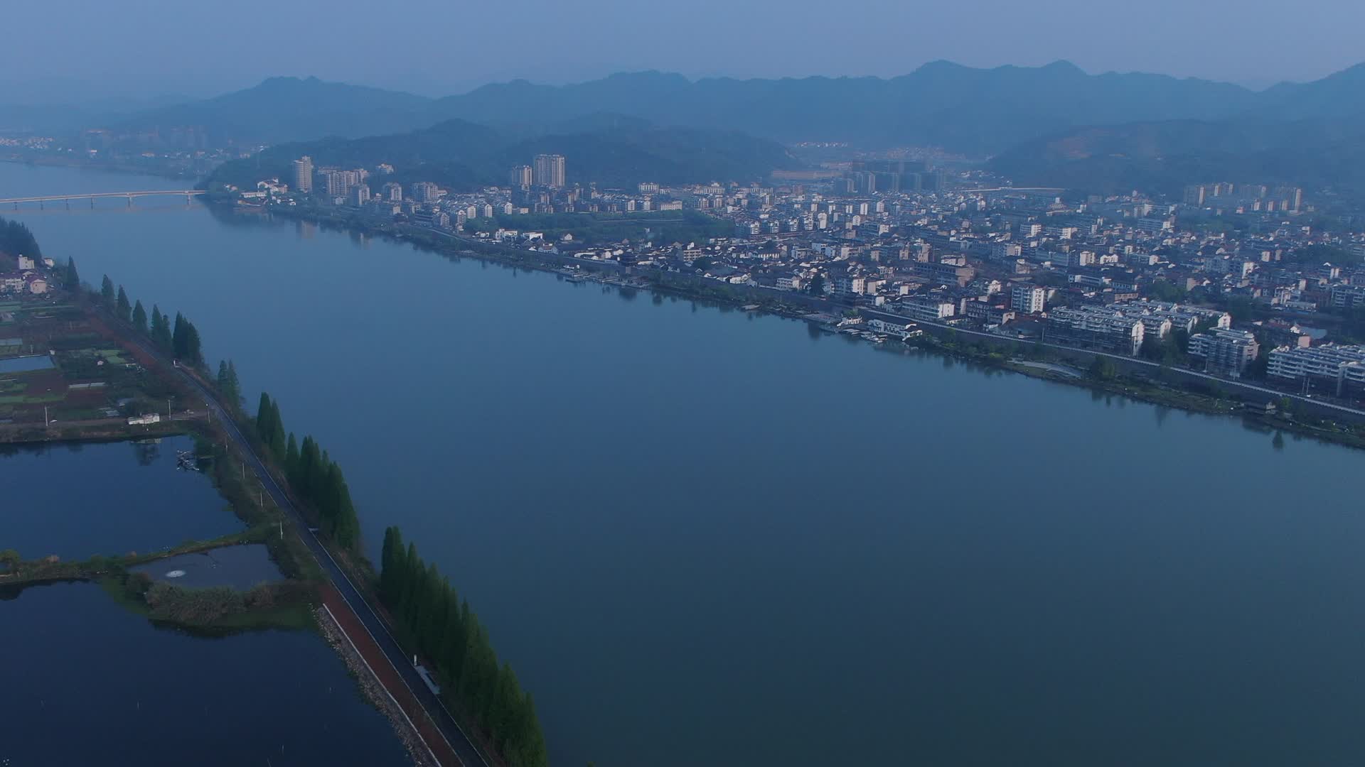 浙江杭州富春江航拍4K视频视频的预览图
