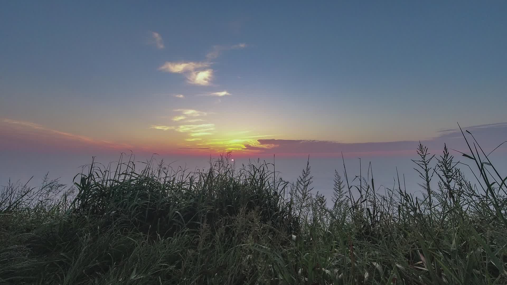 橙蓝天空山顶日出延时视频视频的预览图